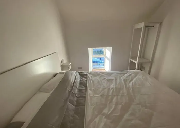 Devane House Портмаги